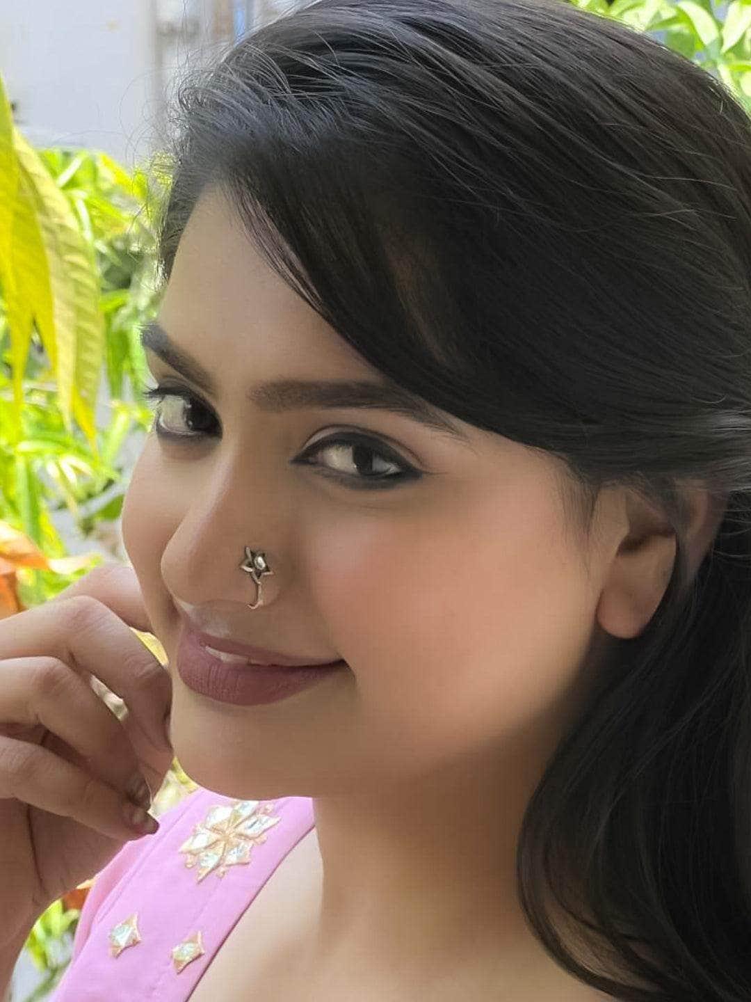 Ishhaara 5 Petal Floral White Stone Oxidised Nose Pin