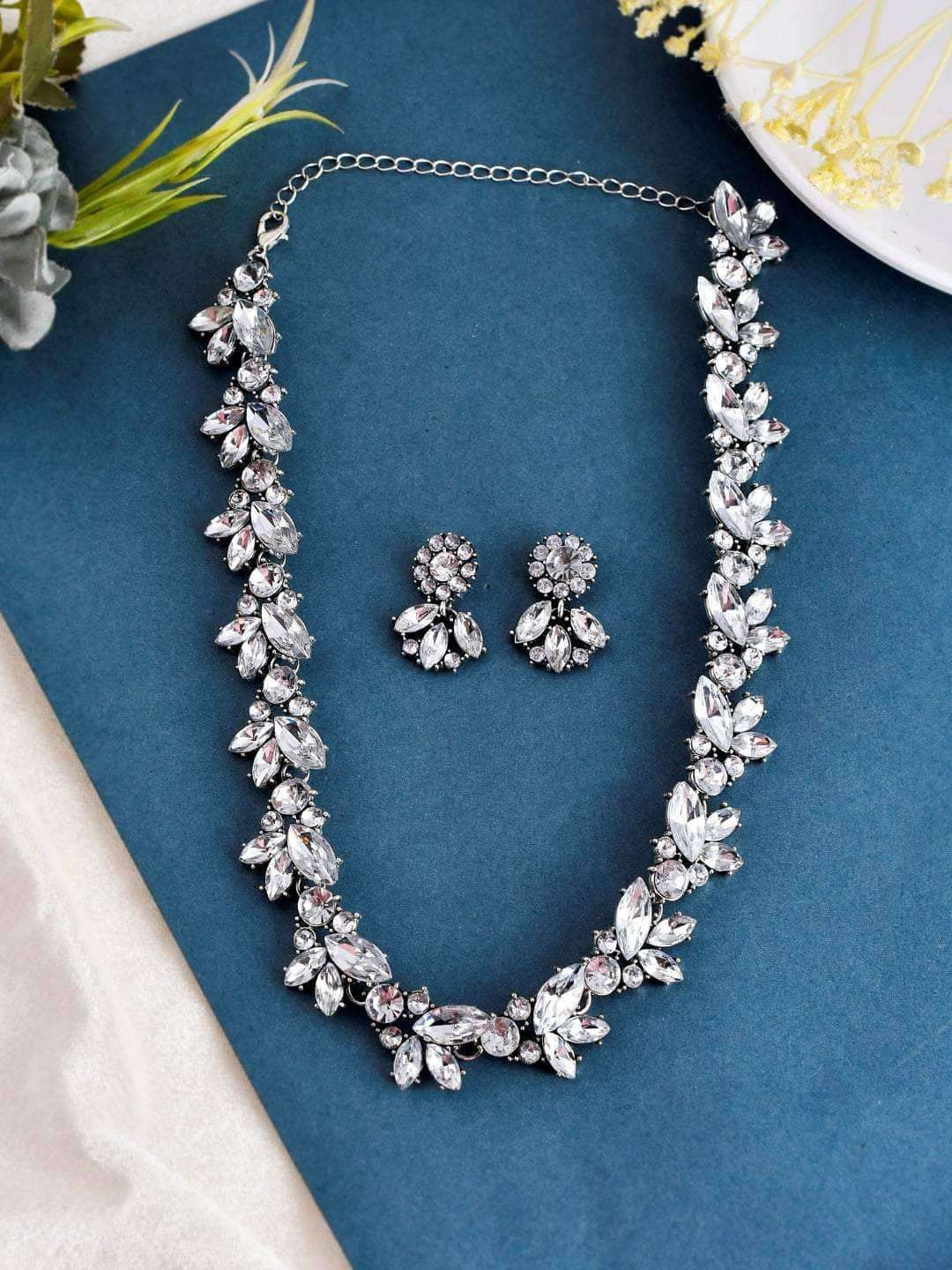 Ishhaara Akshaya Hariharan In Leaf Crystal Necklace With Earring Silver