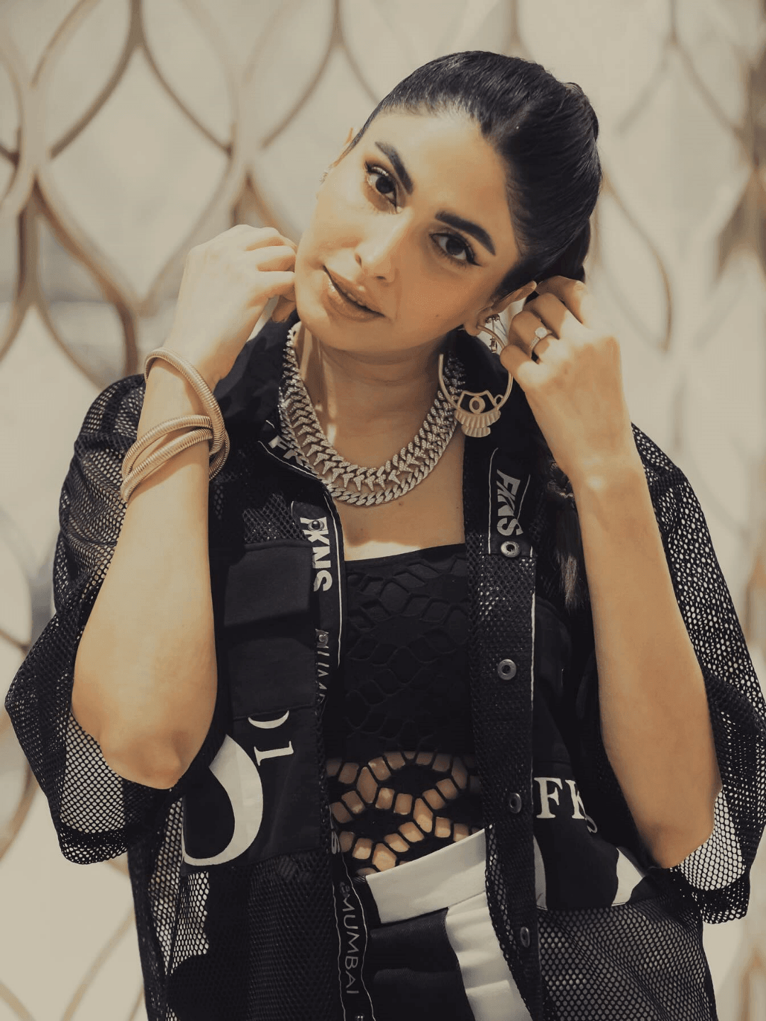 Ishhaara Anusha Mani In Triple Layer Wrap Stretchable Bracelet