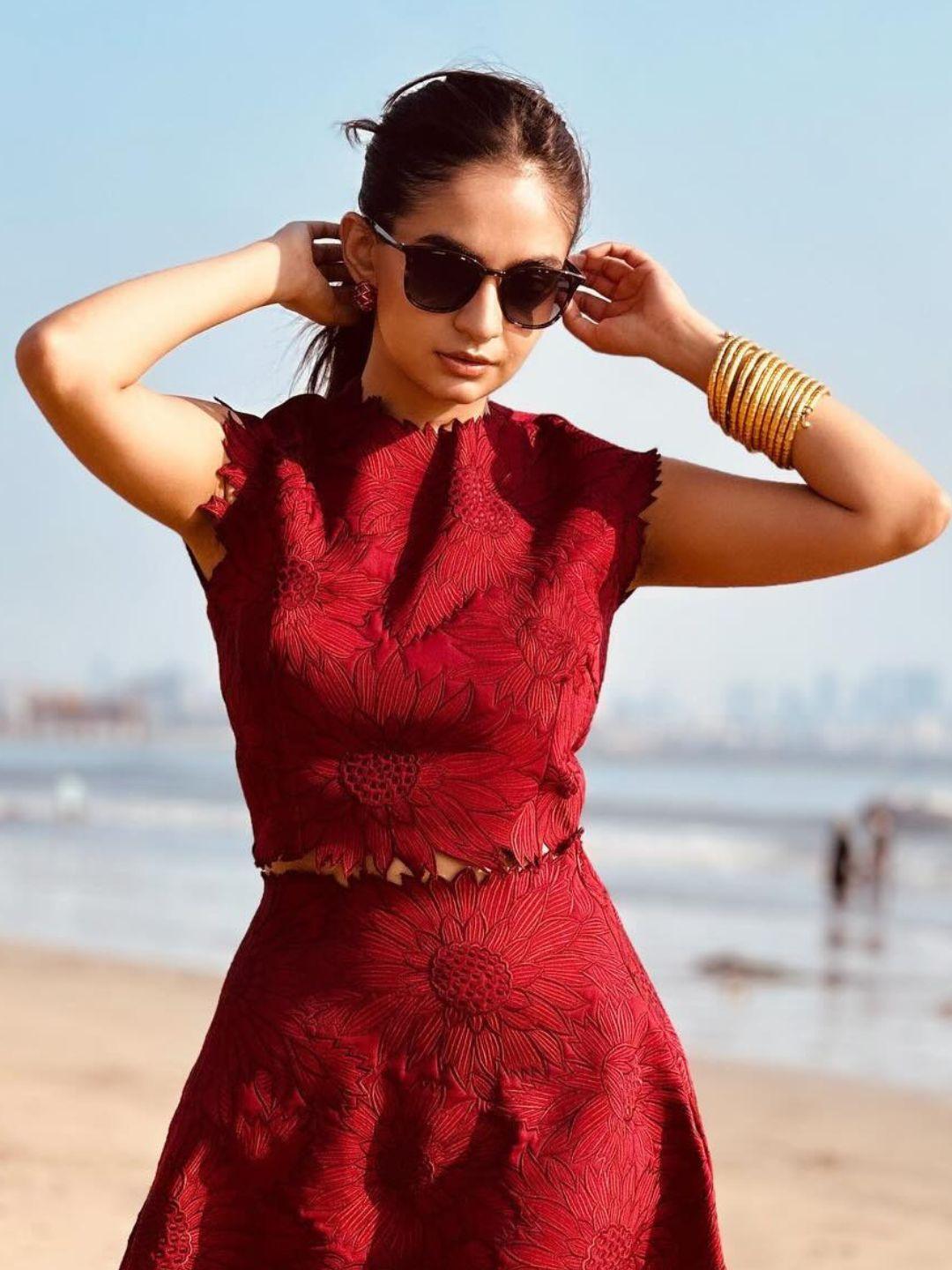 Ishhaara Anushka Sen In Stackable Bracelets Gold