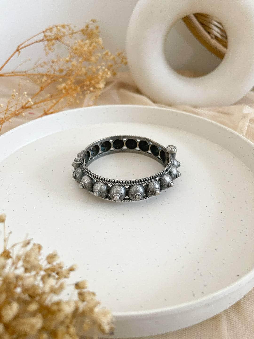 Ishhaara Ball Spiked Kada