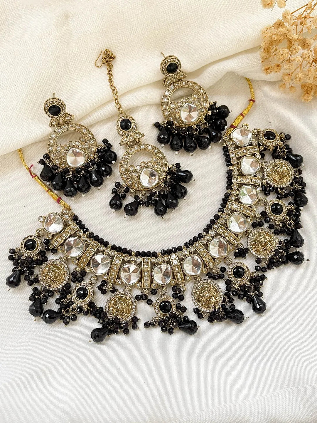 Ishhaara Black Elegant Round Shaped Kundan Meenakari Choker Necklace