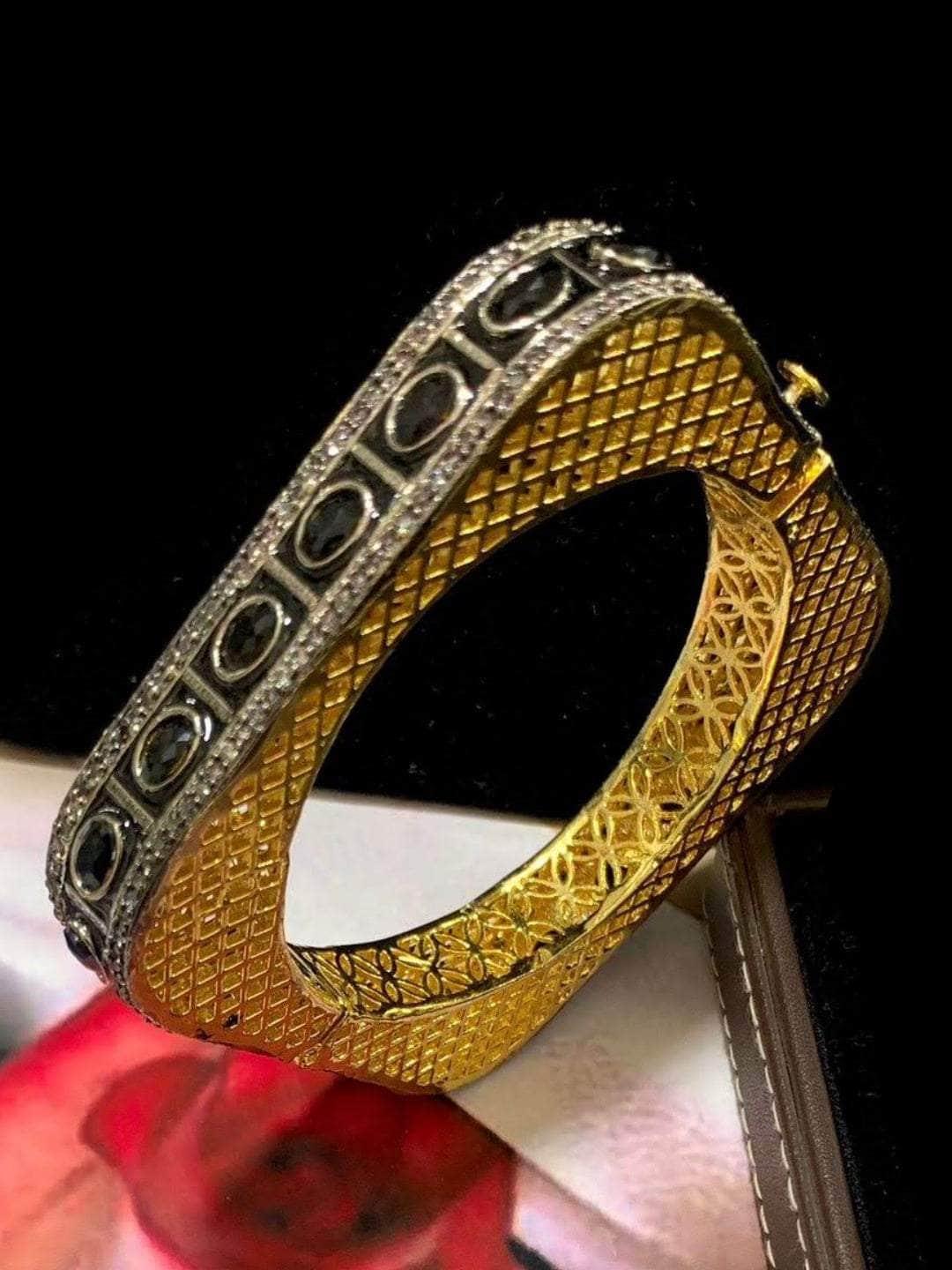 Ishhaara Retro Square Bangle