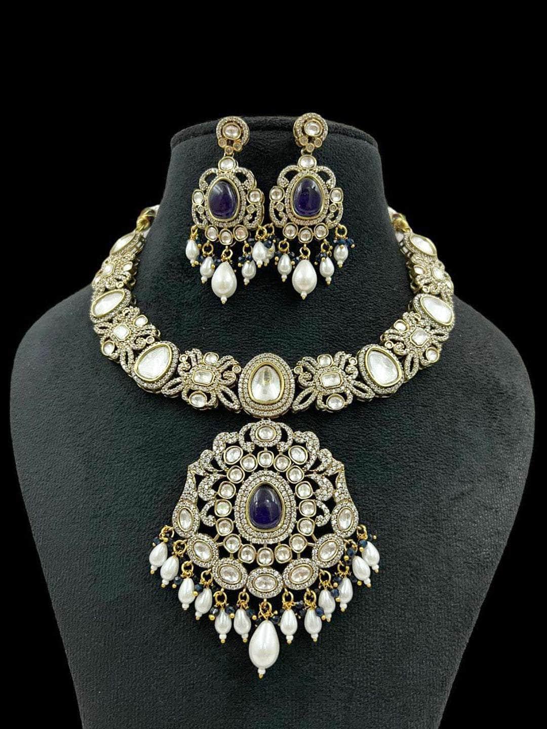 Ishhaara Victorian Necklace With Earrings
