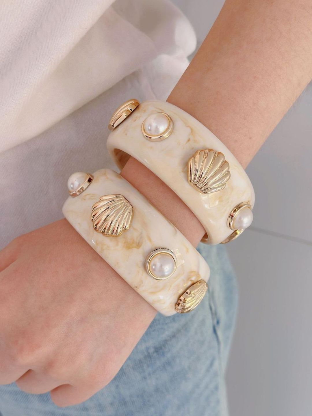 Ishhaara Boho Style Shell And Faux Pearl Ombre Resin Bangle