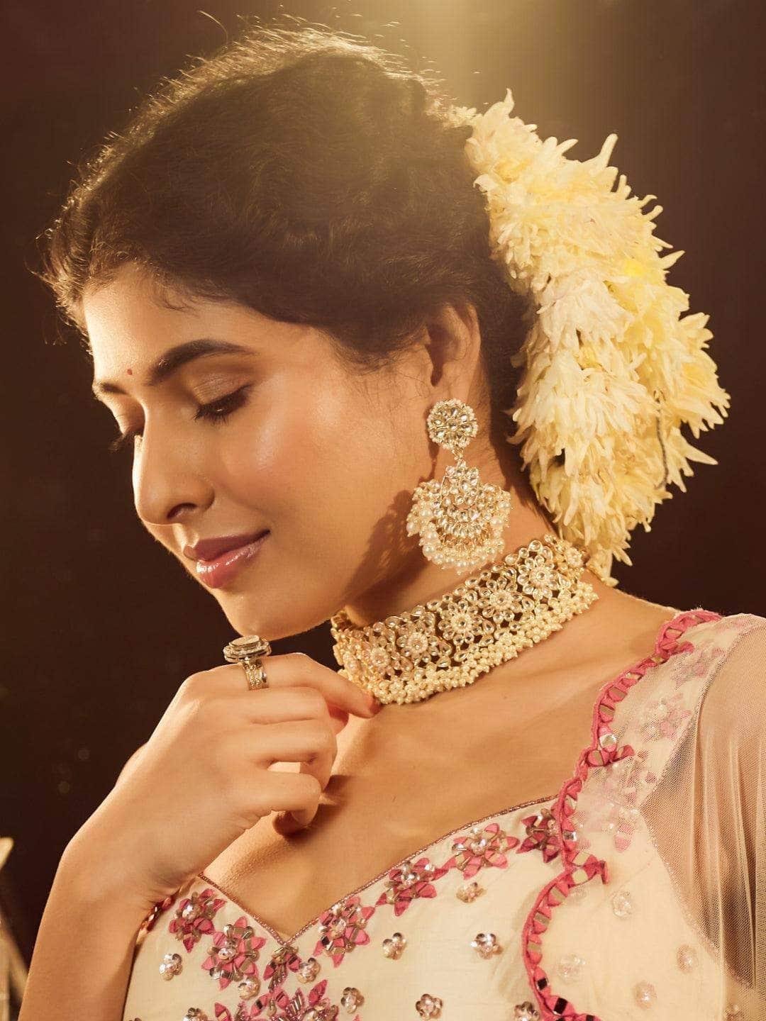 Ishhaara Classic Flower Motif Choker