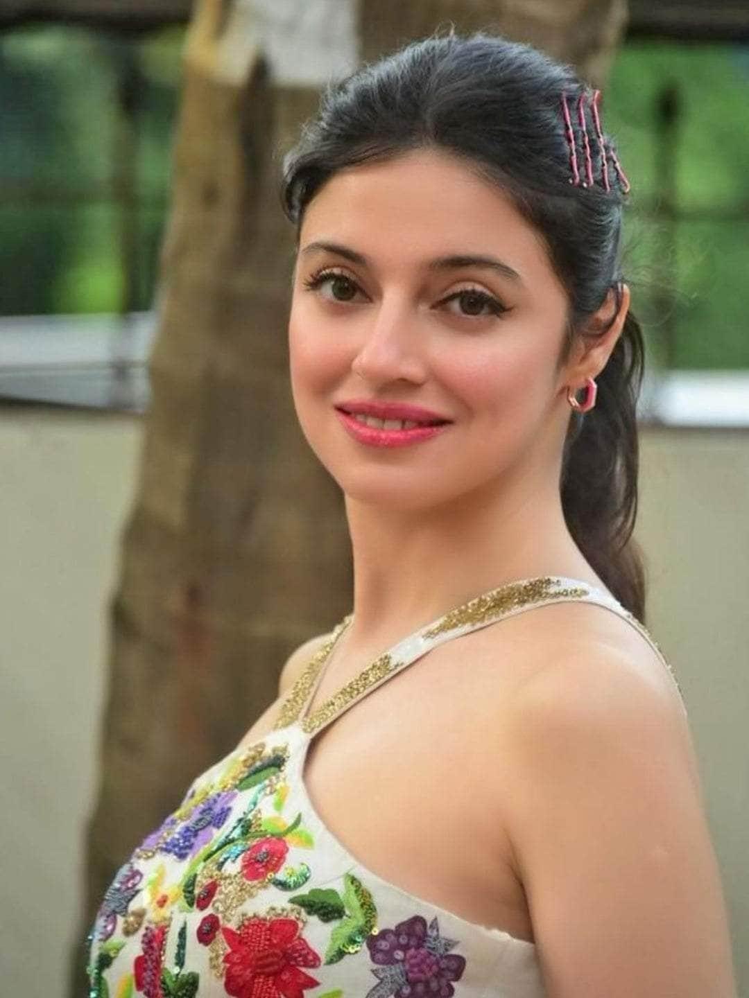 Ishhaara Divya Khosla In Diamond Hexa Hoops