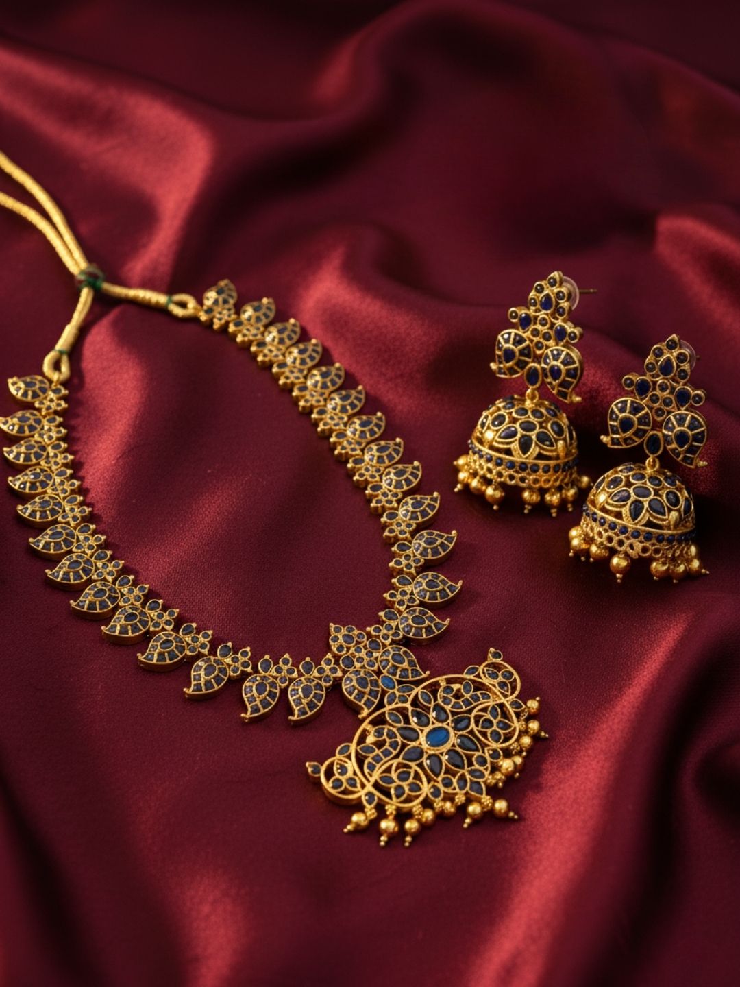 Ishhaara Elegant Classic Matte Gold Flower Pendant Necklace