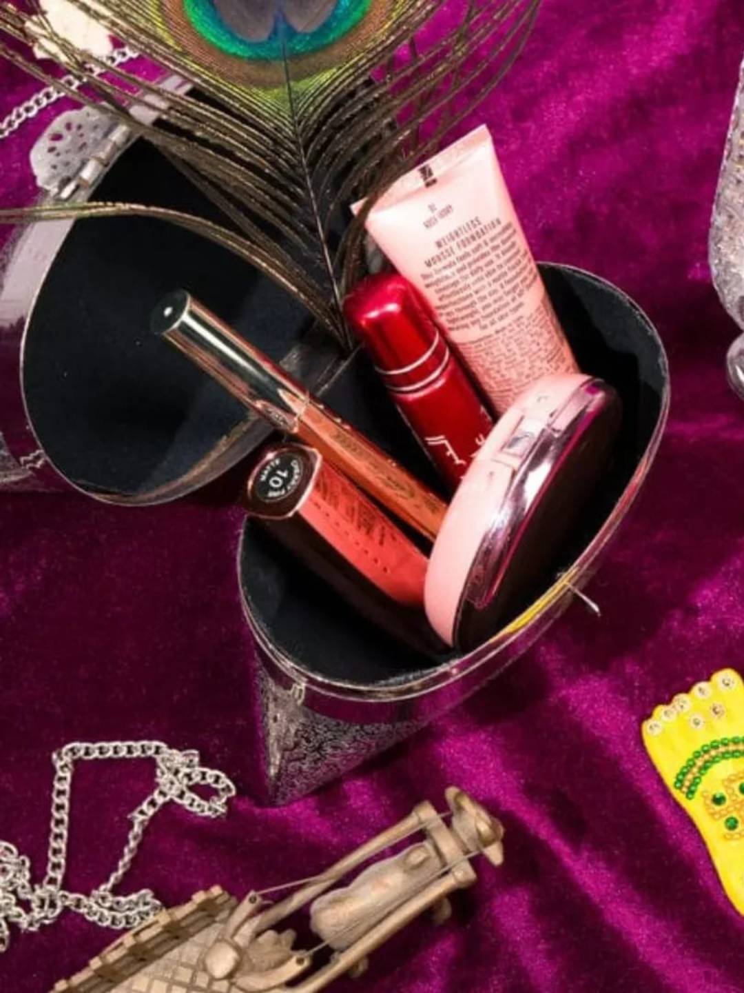 Ishhaara Elegant Silver Clutch Bag