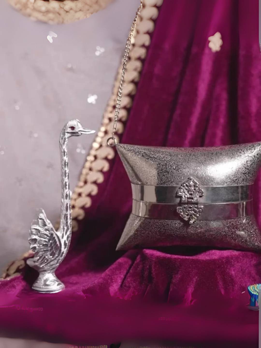 Ishhaara Elegant Silver Clutch Bag