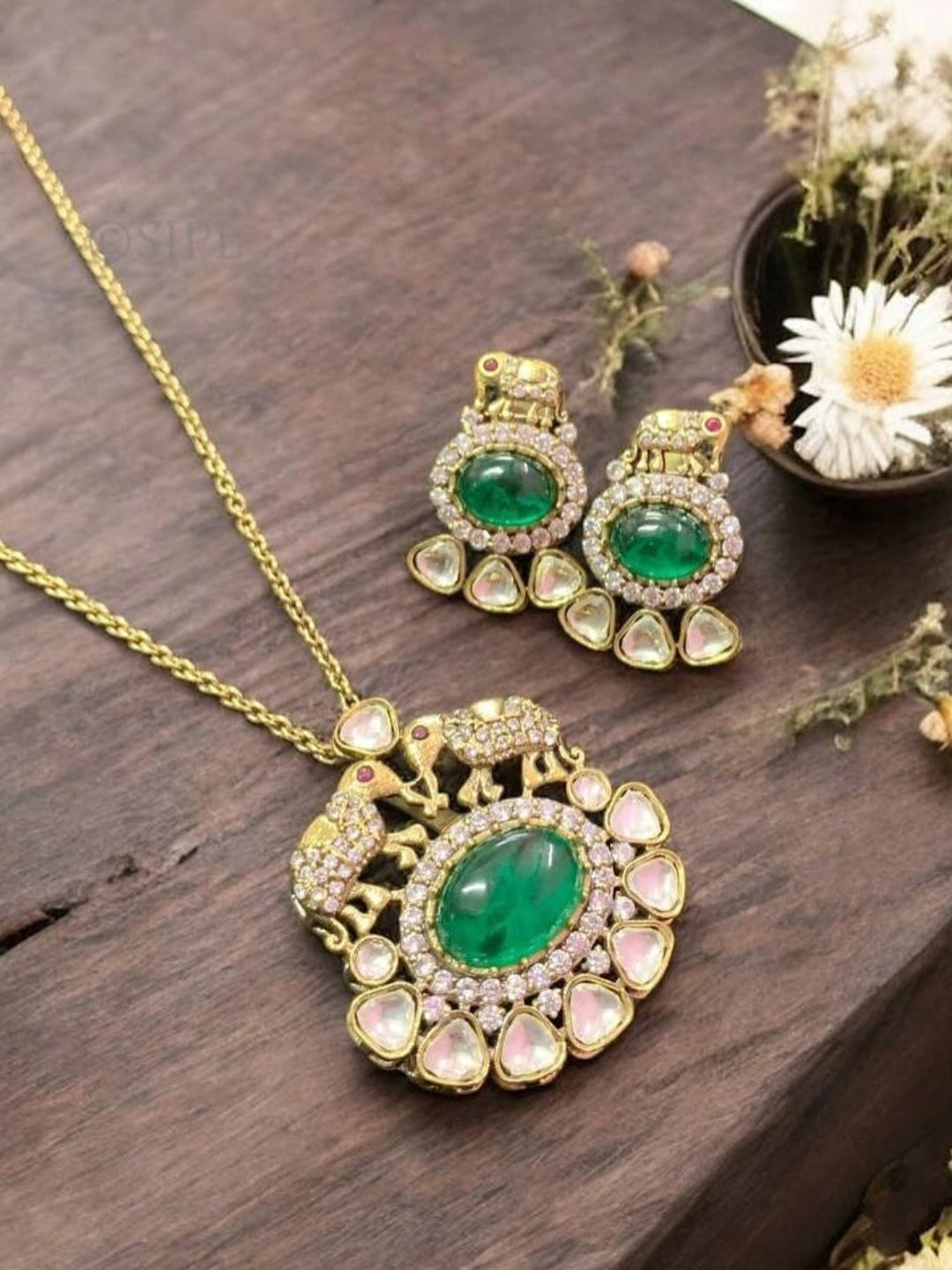 Ishhaara Emerald Victorian Pendant Necklace