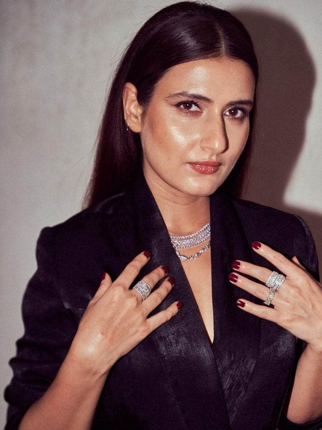 Ishhaara Fatima Sana Shaikh In Showstopper Necklace - Silver