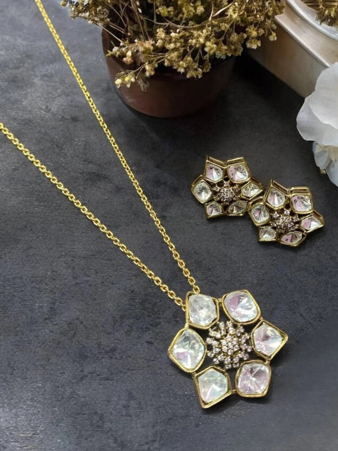 Ishhaara Floral Shaped Victorian Pendant Necklace