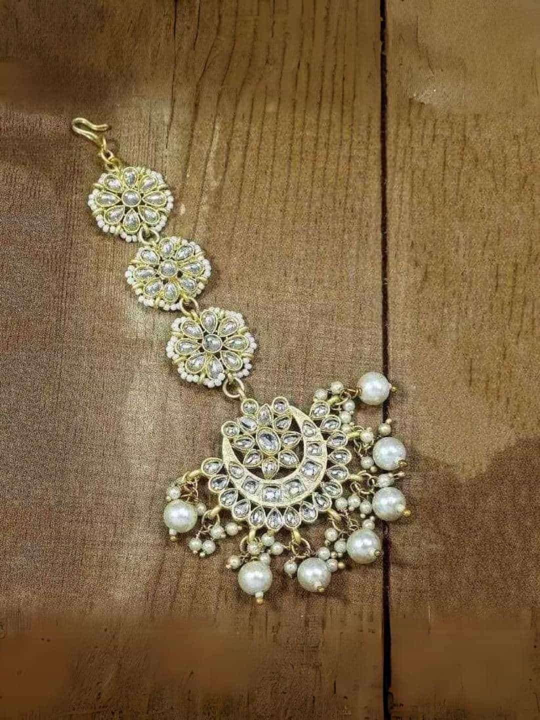 Ishhaara Flower Motif Teeka With Big Pearls