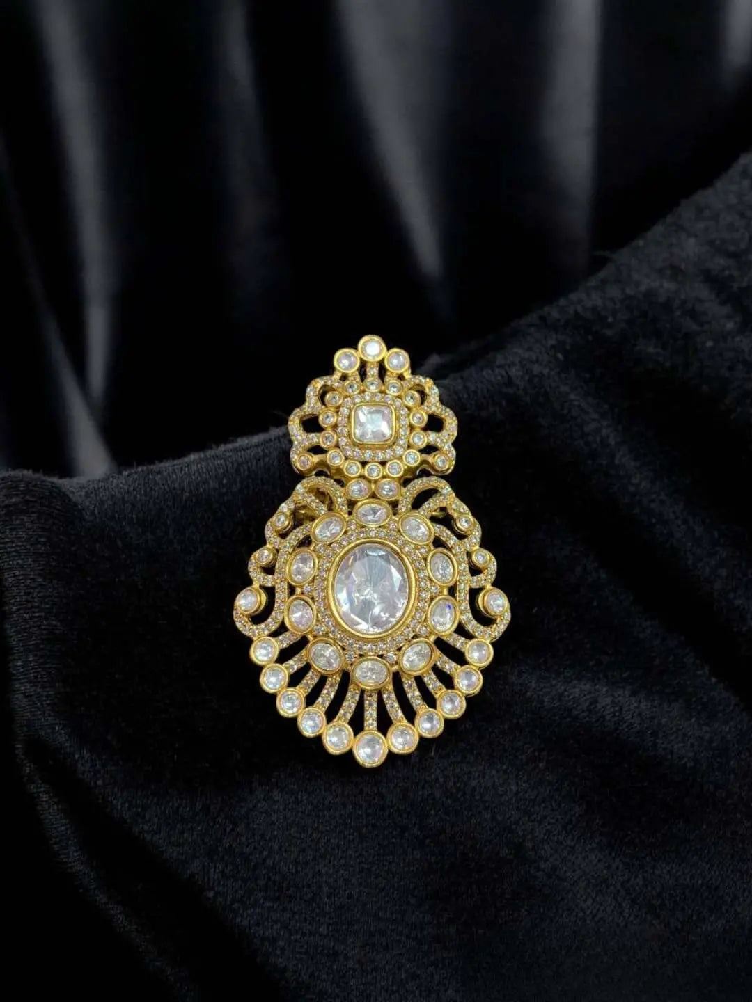 Ishhaara Gold Moissanite Diamond Brooch