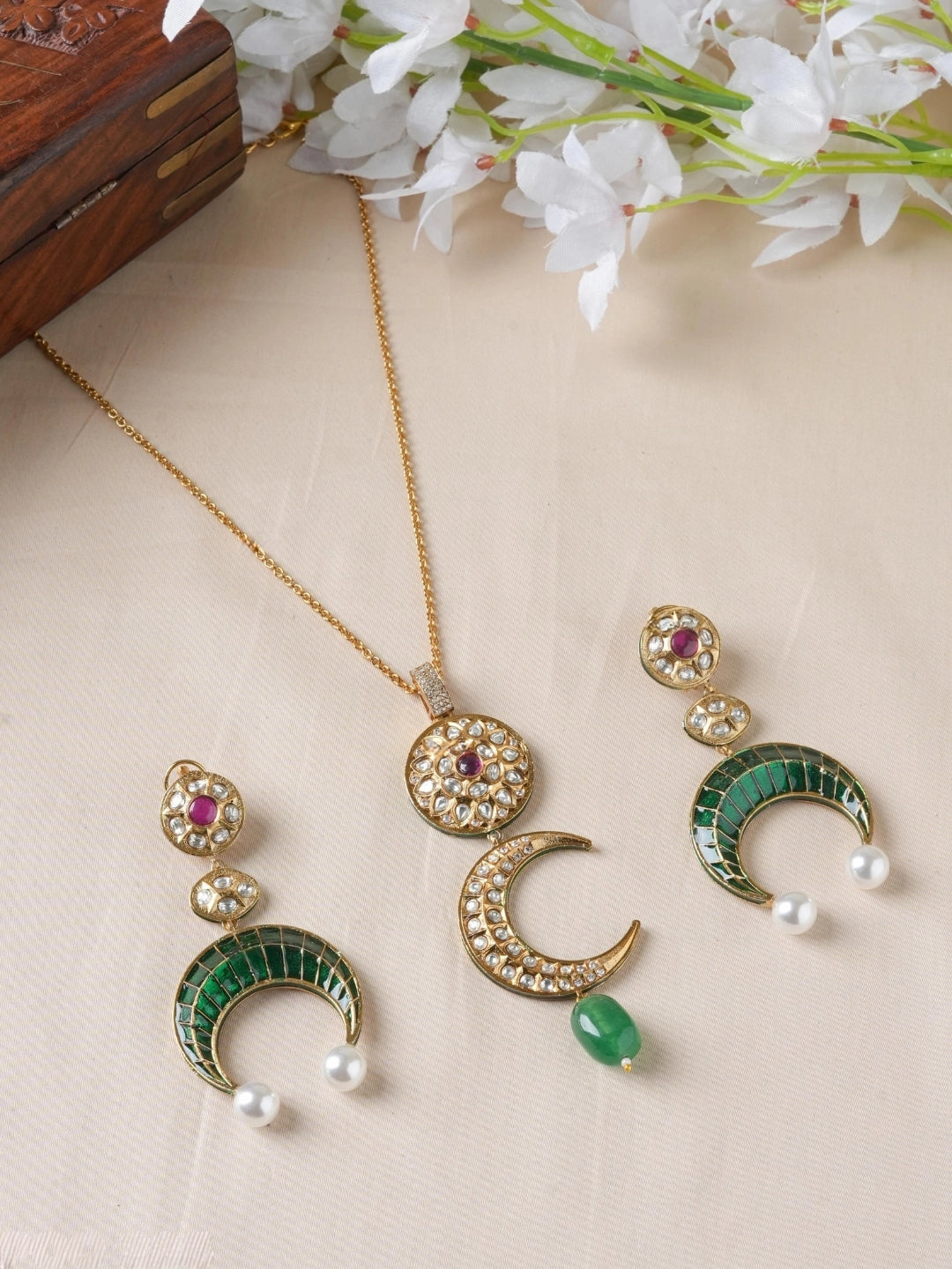 Ishhaara Green Kareena Kapoor Inspired Pendant Necklace