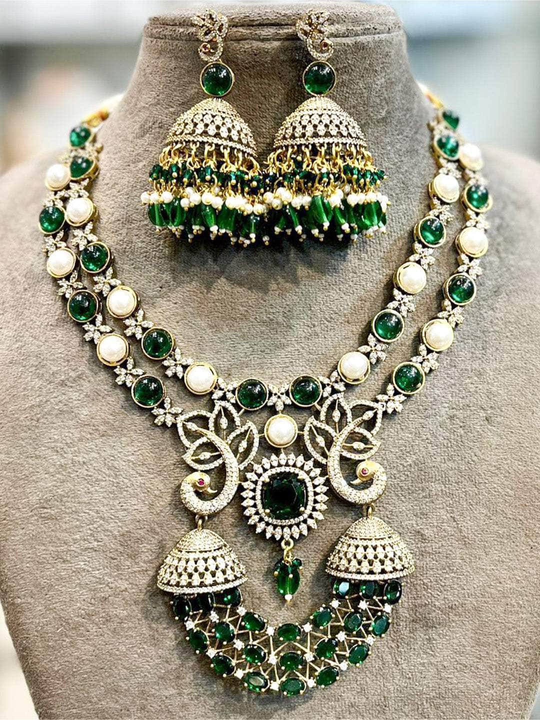 Ishhaara Green Royal Stone Studded Kundan Necklace Set