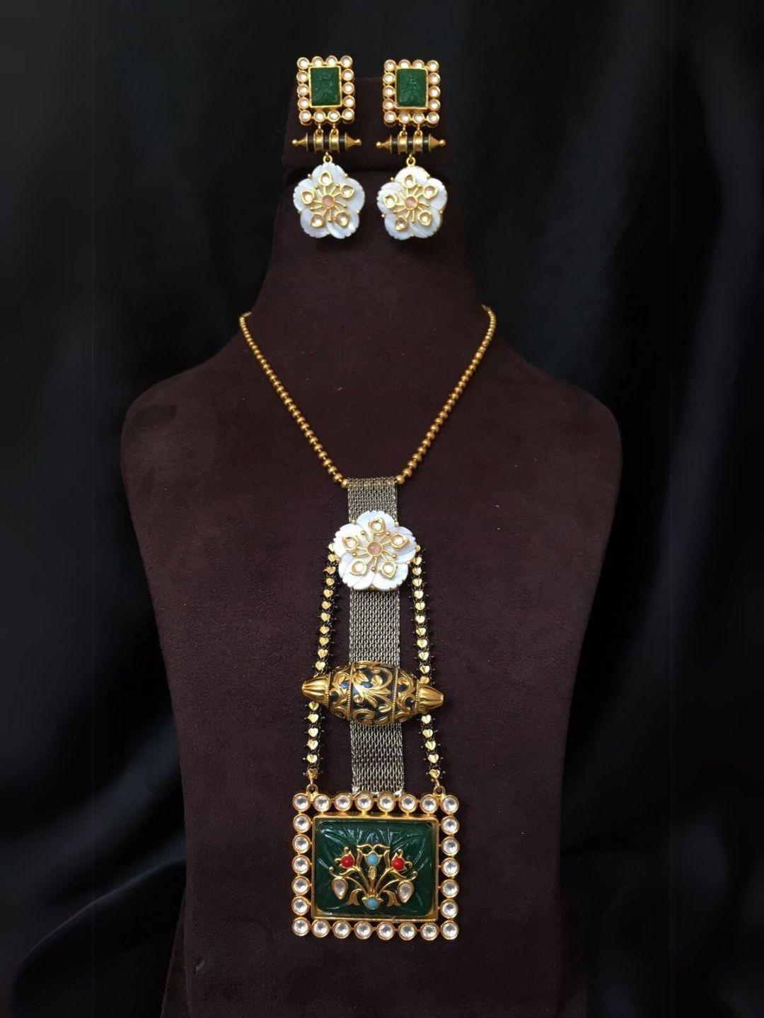 Ishhaara Unique Designed Square Kundan Locket Set