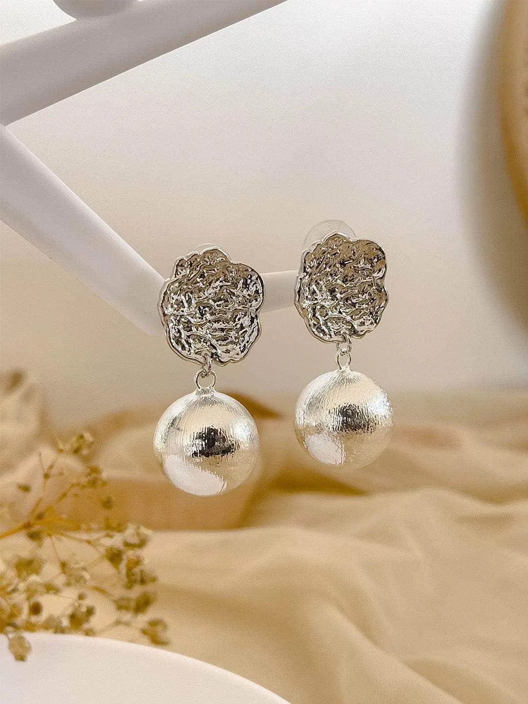 Ishhaara Aditi Rao Hydari In Hammered Pearl Drop Earrings