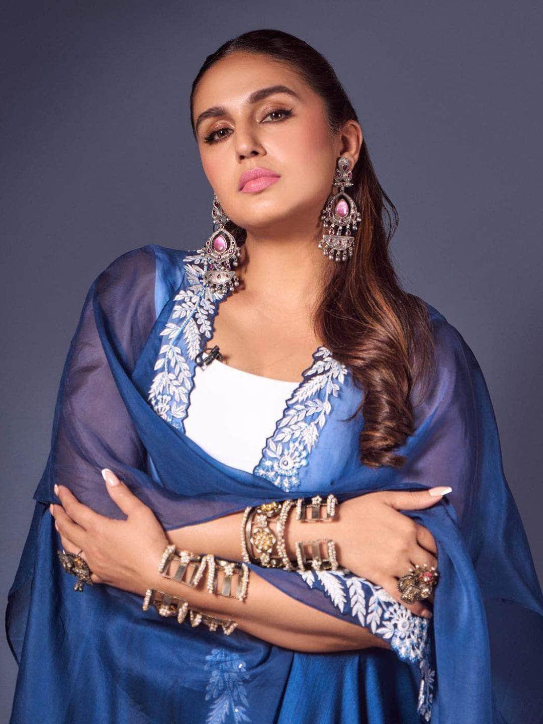 Ishhaara Huma Qureshi In Kundan And Pearl Studded Oxidized Bracelet