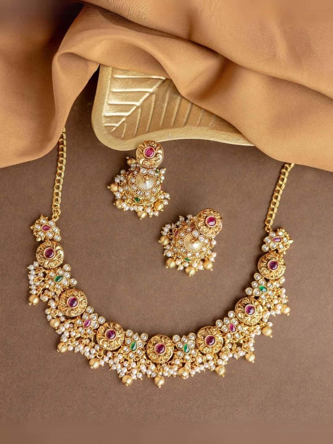 Ishhaara Kemp Flower Guttapusalu Short Necklace