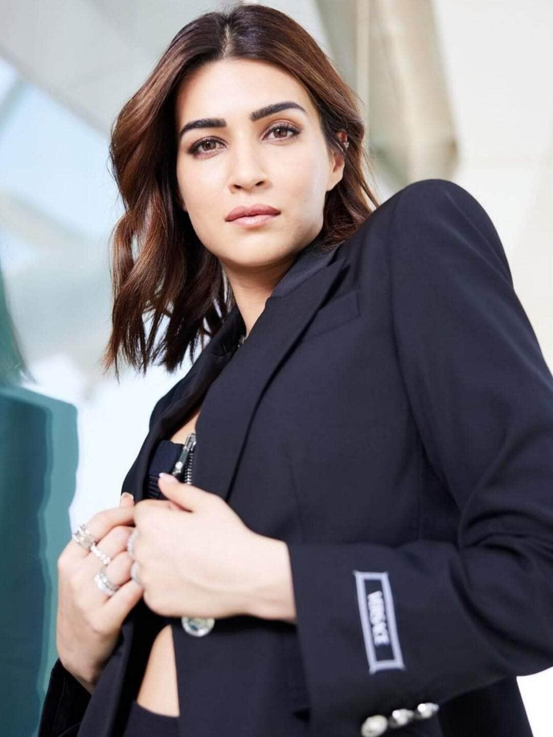 Buy Kriti Sanon In Linked Ring Online Ishhaara