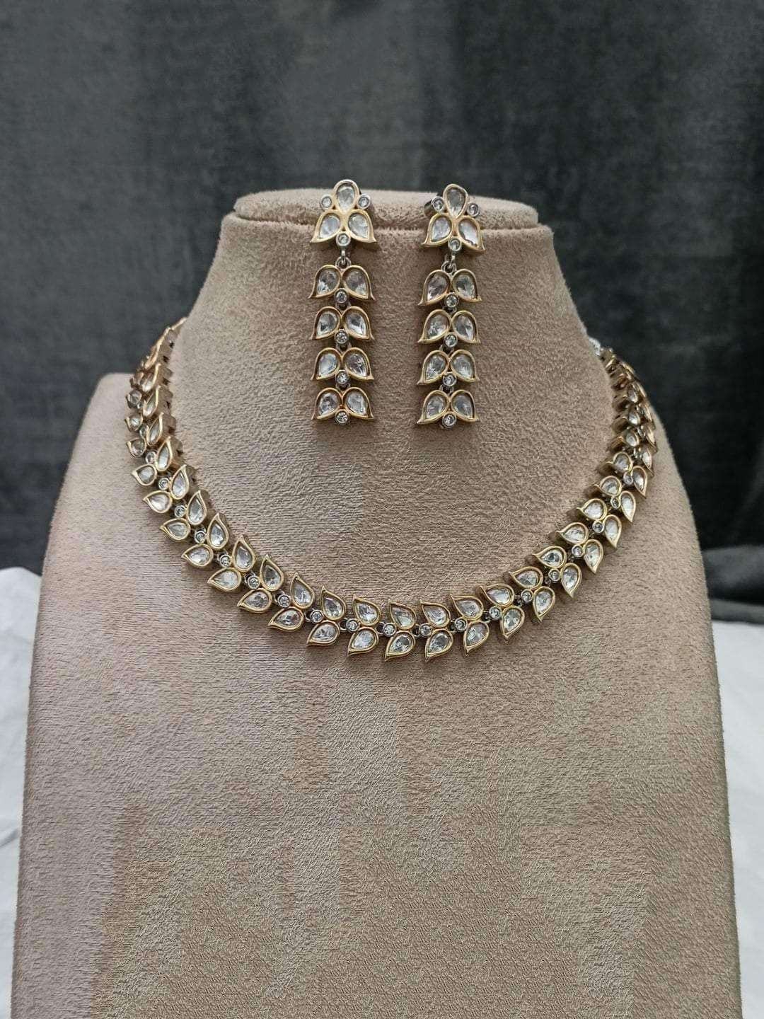 Ishhaara Leaf Shaped Reviere