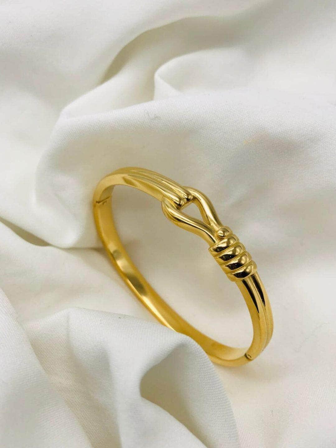 Ishhaara Love Knot Tip Shaped Hand Cuff