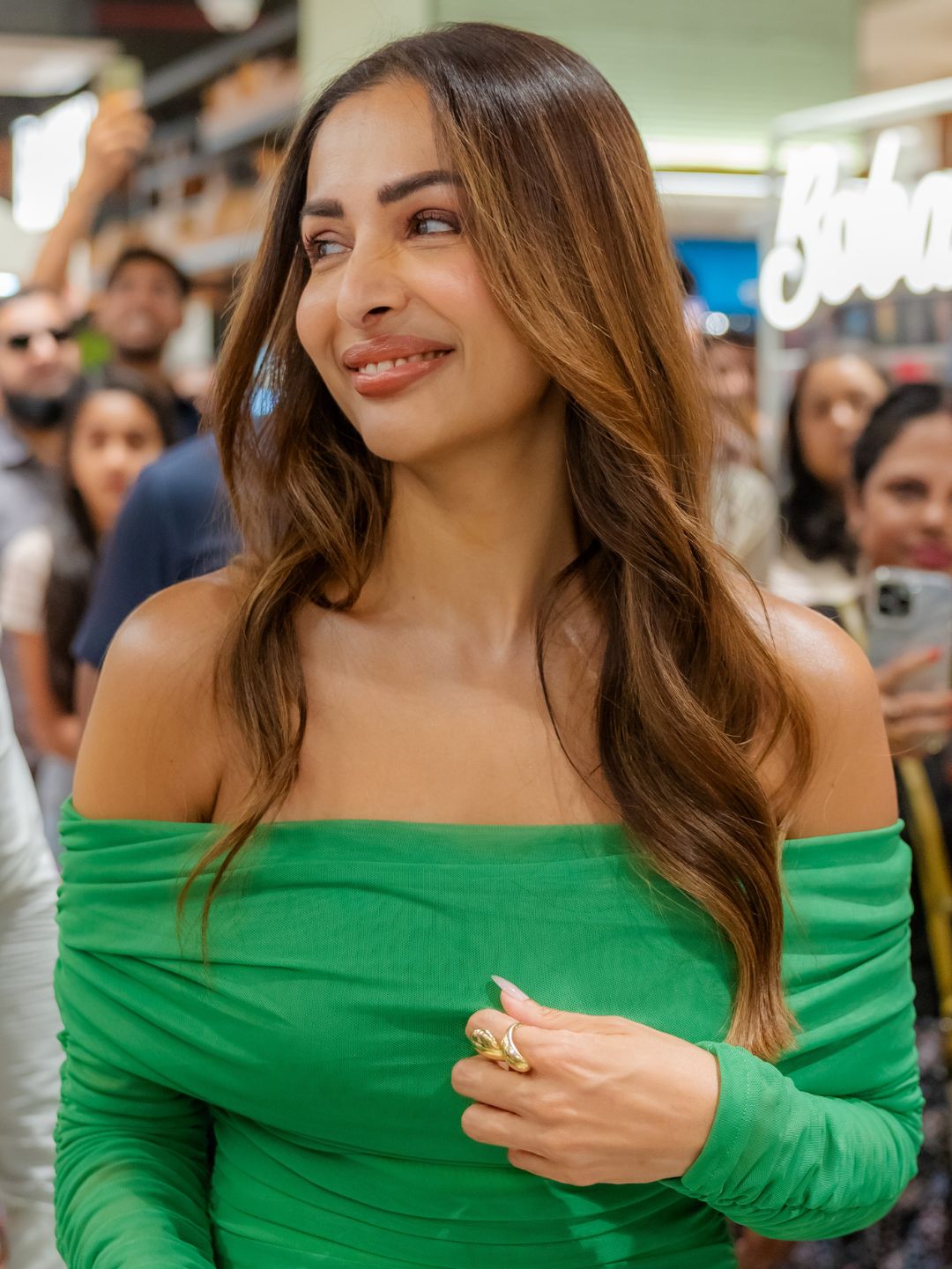 Ishhaara Grey Malaika Arora In Leaf Wrap Ring