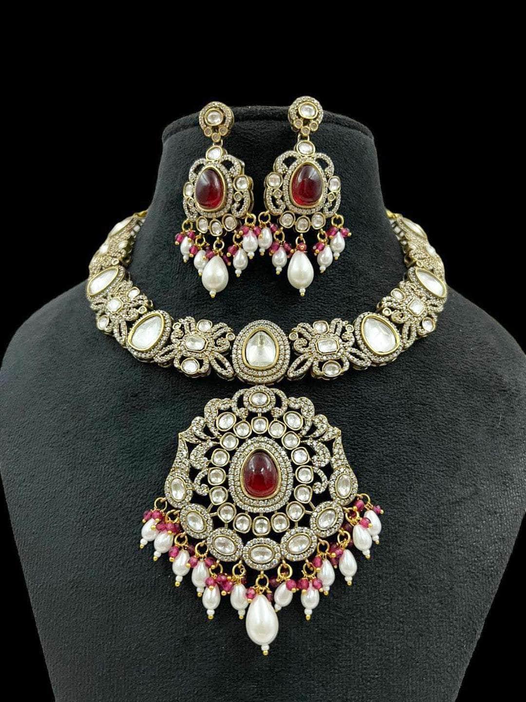 Ishhaara Victorian Necklace With Earrings
