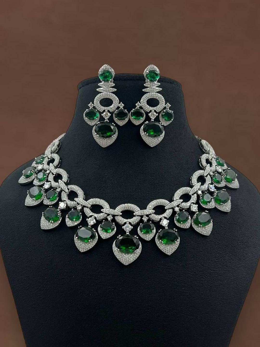Ishhaara Most Elegant And Classic Emerald Stone Necklace