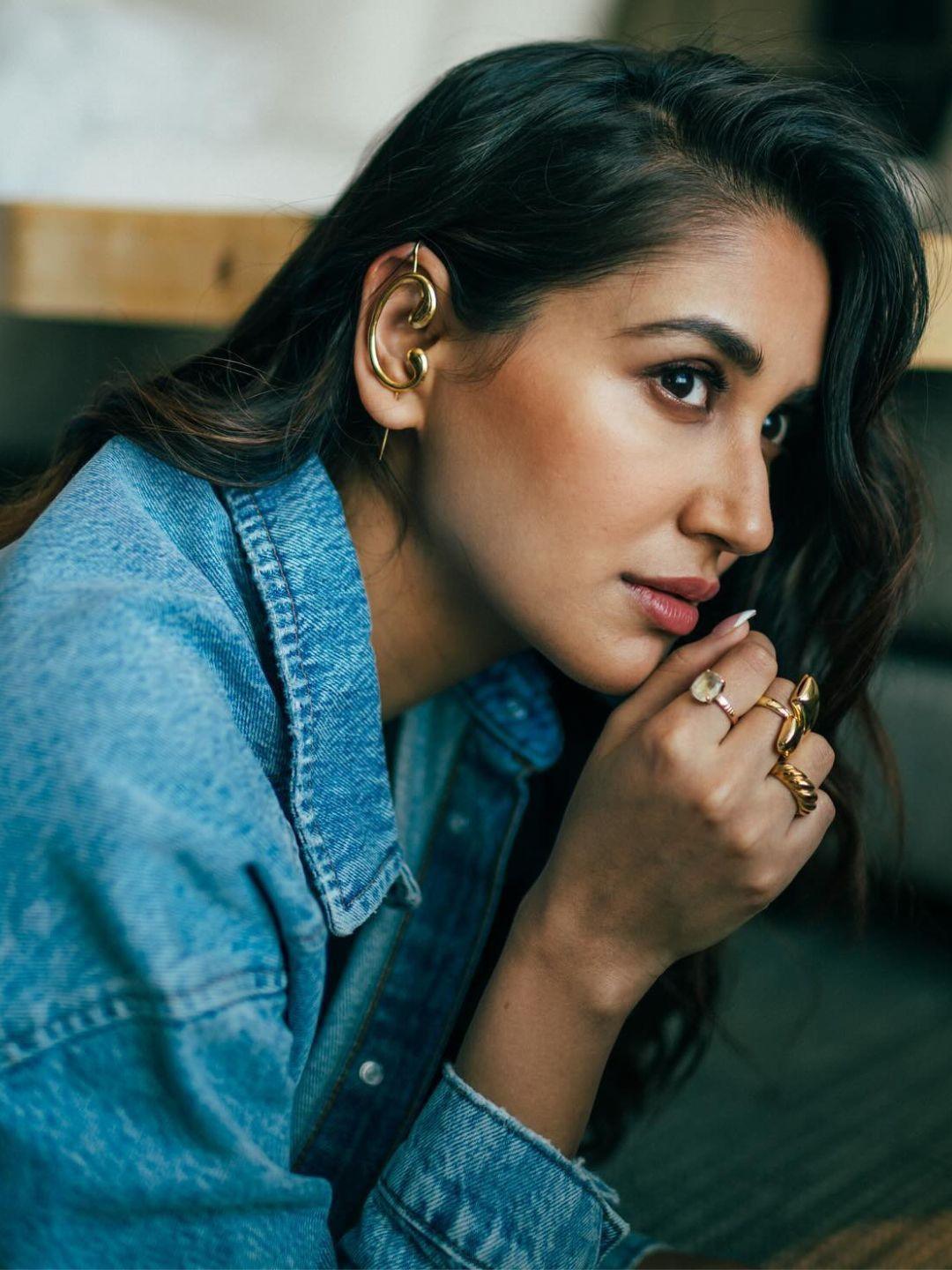 Buy Nikita Dutta In Gold Stylist Jaguar Ring Online Ishhaara