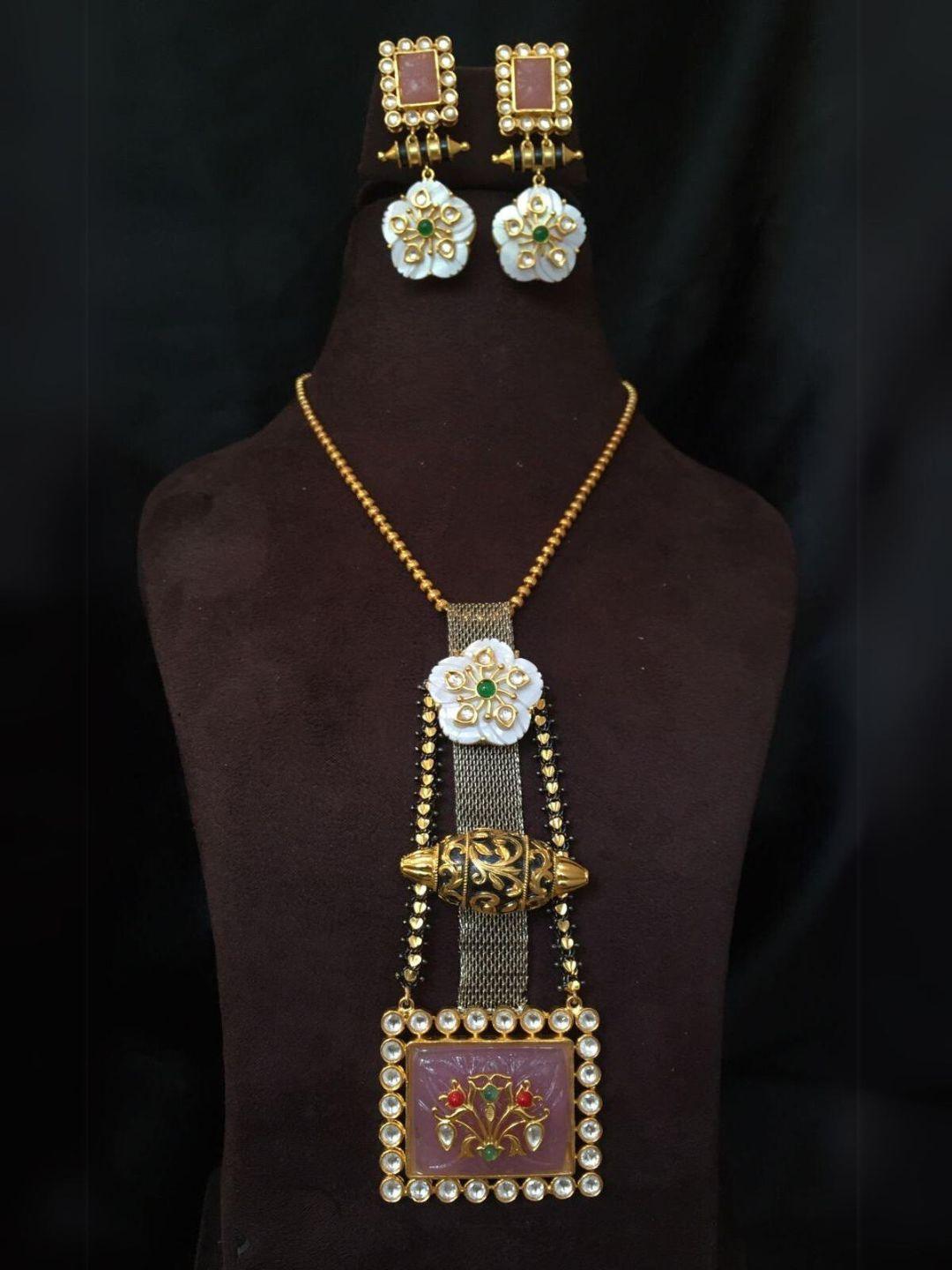 Ishhaara Unique Designed Square Kundan Locket Set