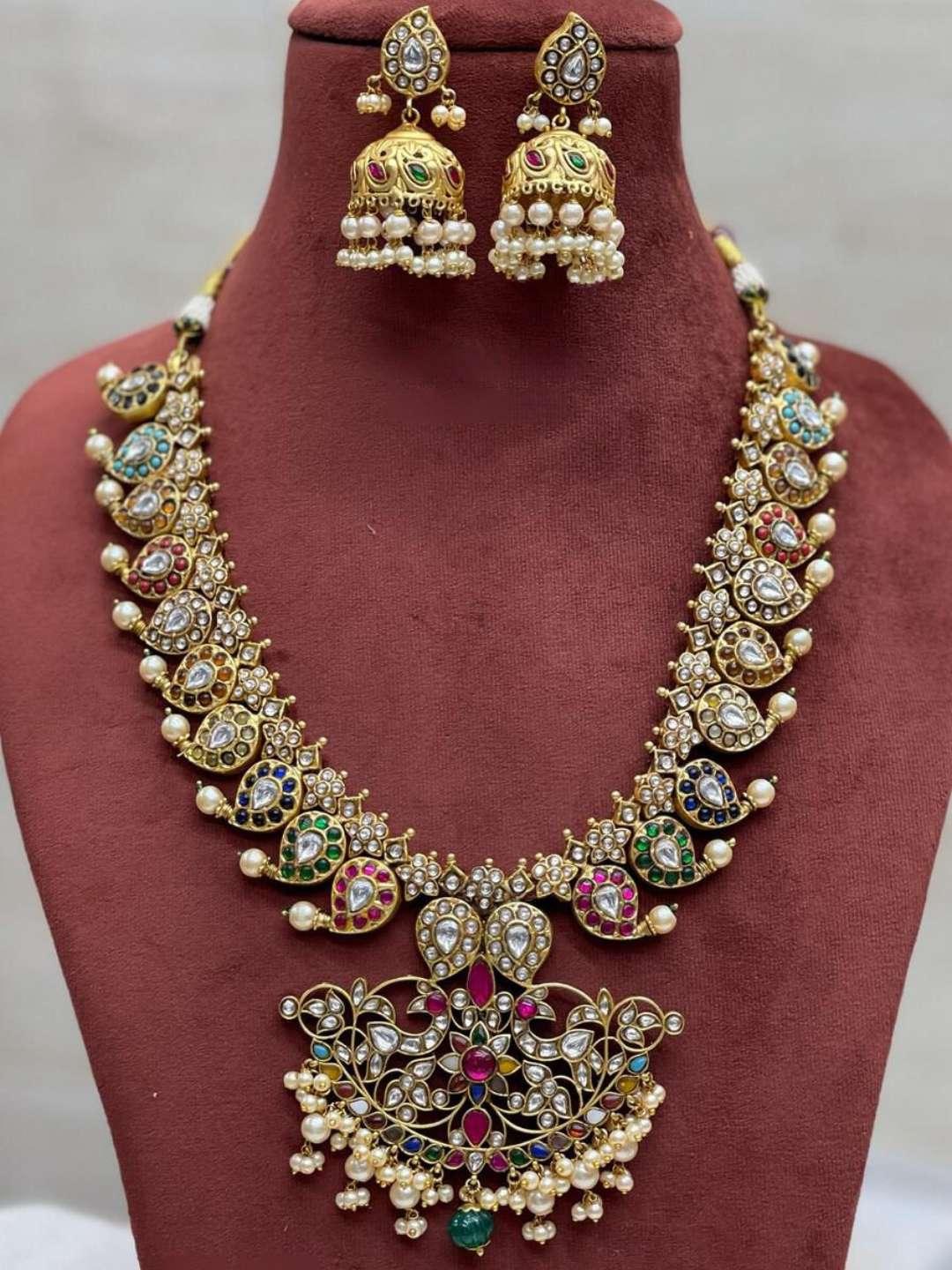 Ishhaara Premium Real Kemp Victorian Necklace