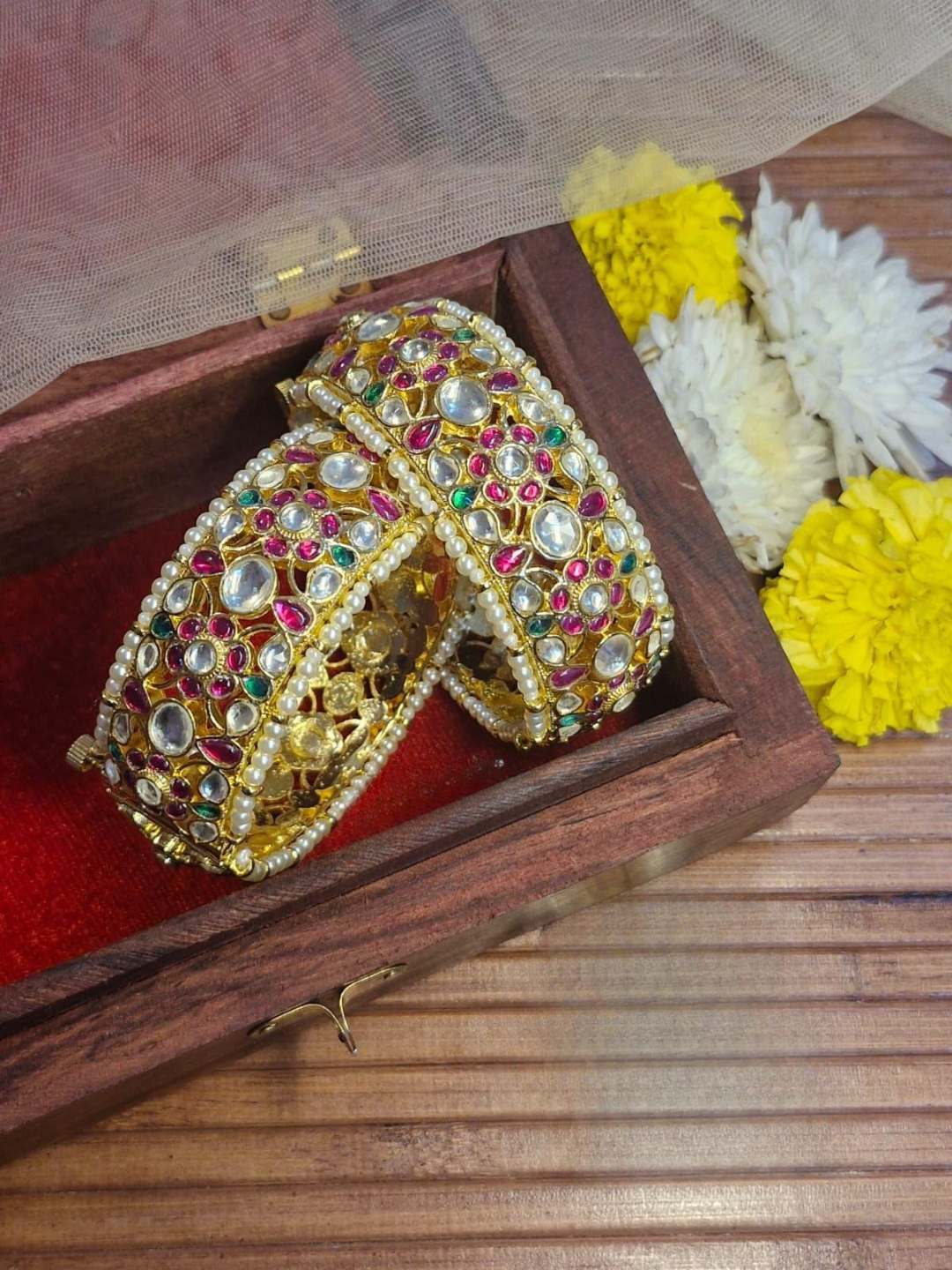 Ishhaara Rajwadi Pachi Kundan Kada