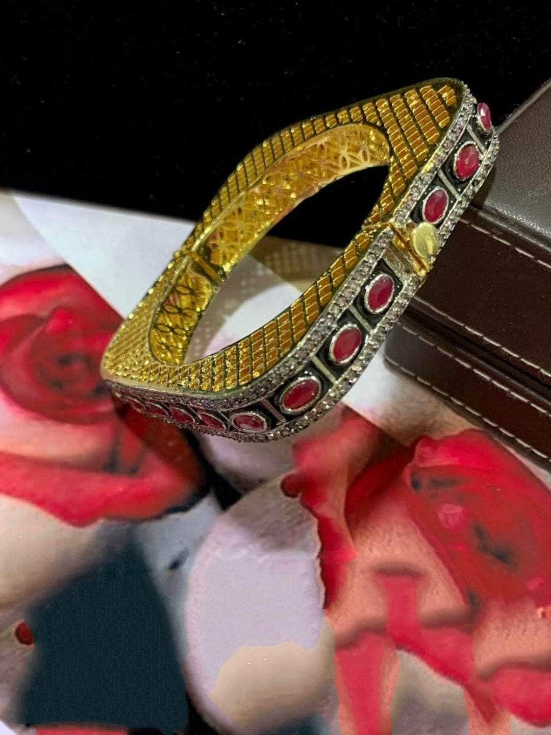 Ishhaara Retro Square Bangle
