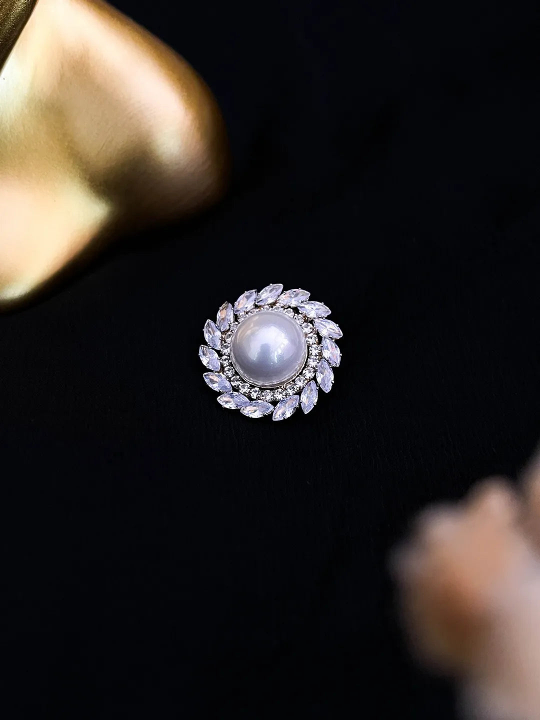 Ishhaara Round Heart Metal Pearl Buttons