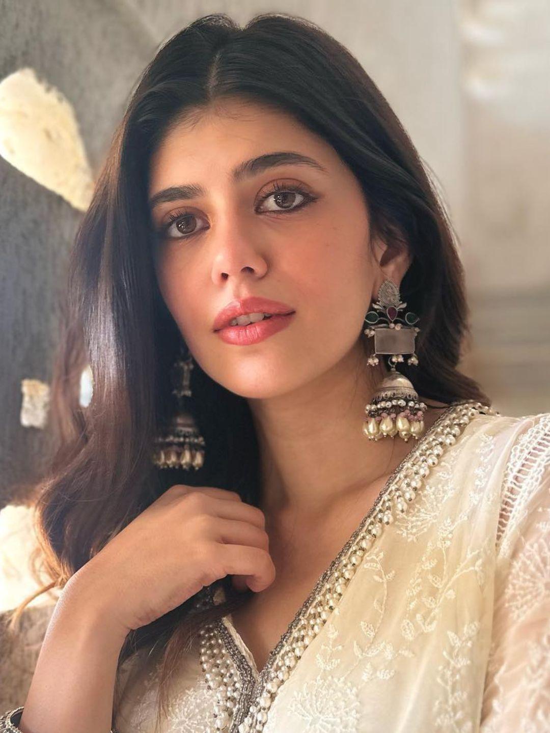 Ishhaara Sanjana Sanghi In Jhill Mill Jhumka Earrings