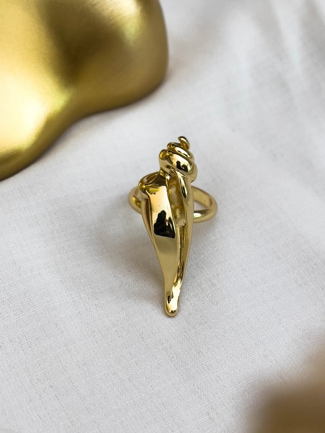 Ishhaara Sea Shell Gold Tone Ring