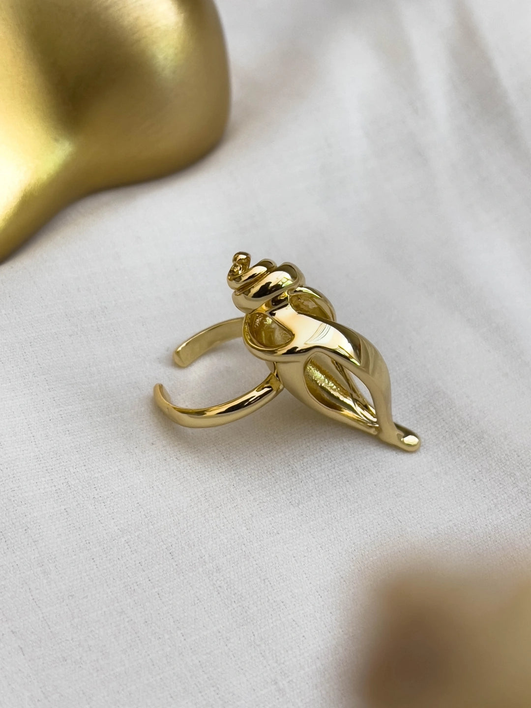 Ishhaara Sea Shell Gold Tone Ring