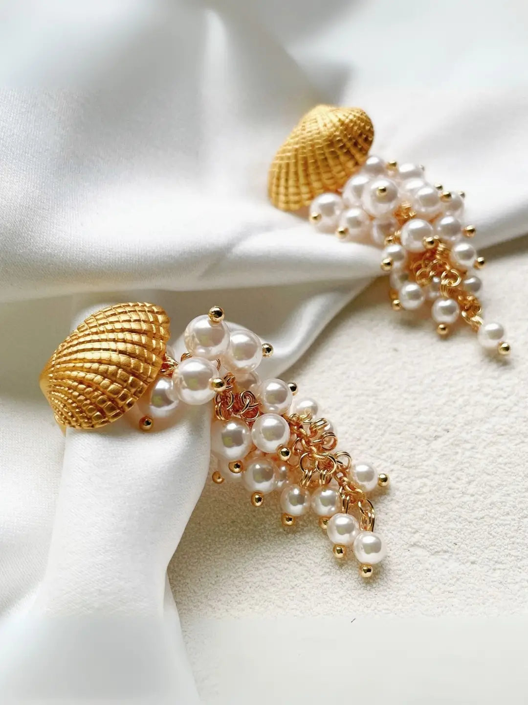 Ishhaara Shell Pearl Earring