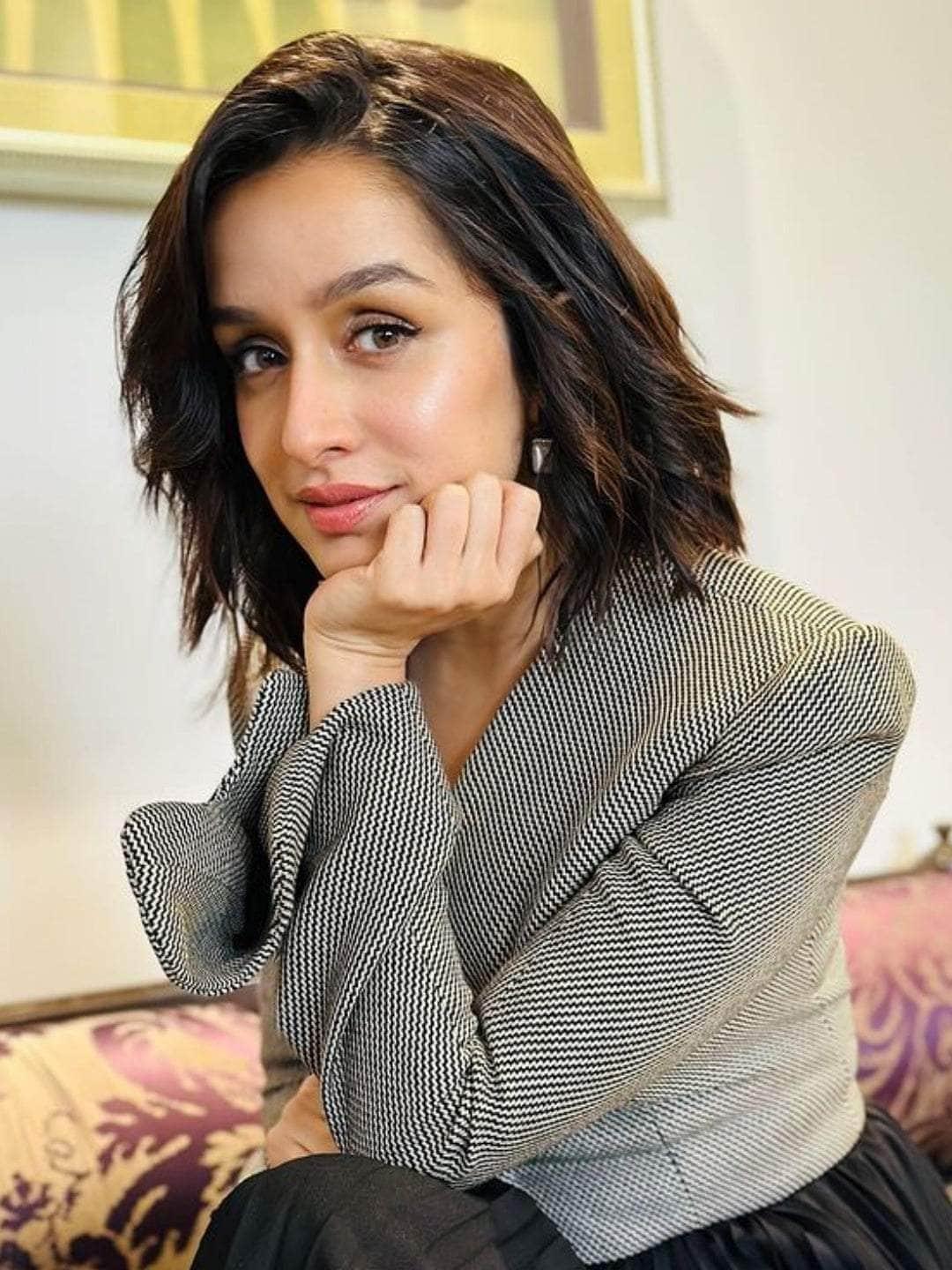 Ishhaara Shraddha Kapoor In Black And White Enamel Drop Earrings