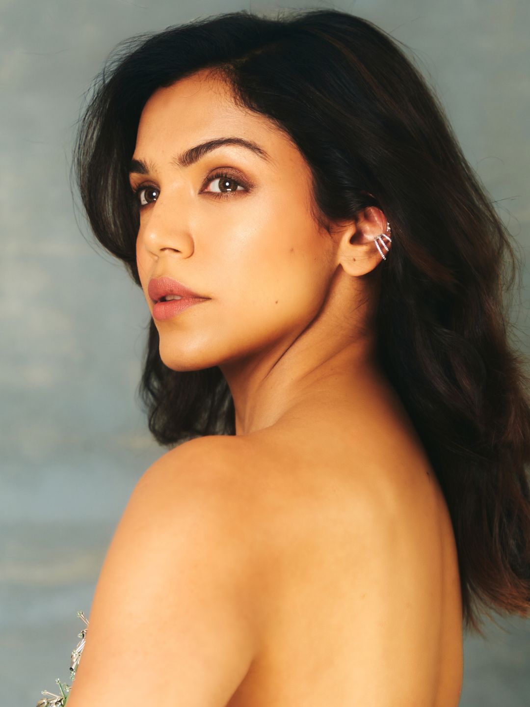 Ishhaara Shriya Pilgaonkar In Silver Plated Dainty Textured Earcuff.