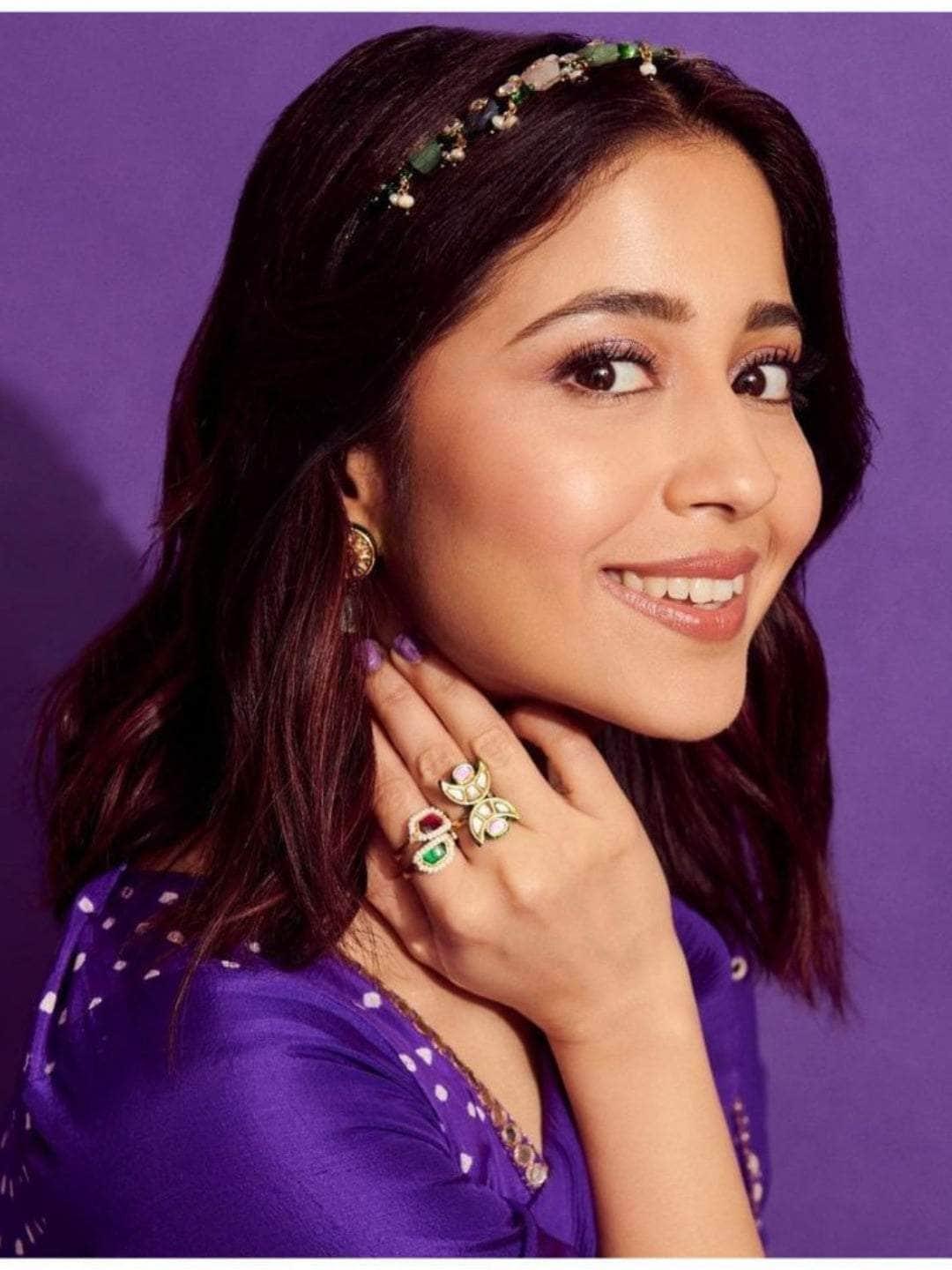Ishhaara Shweta Tripathi Sharma In Oblong Kundan Pearl Ring Red