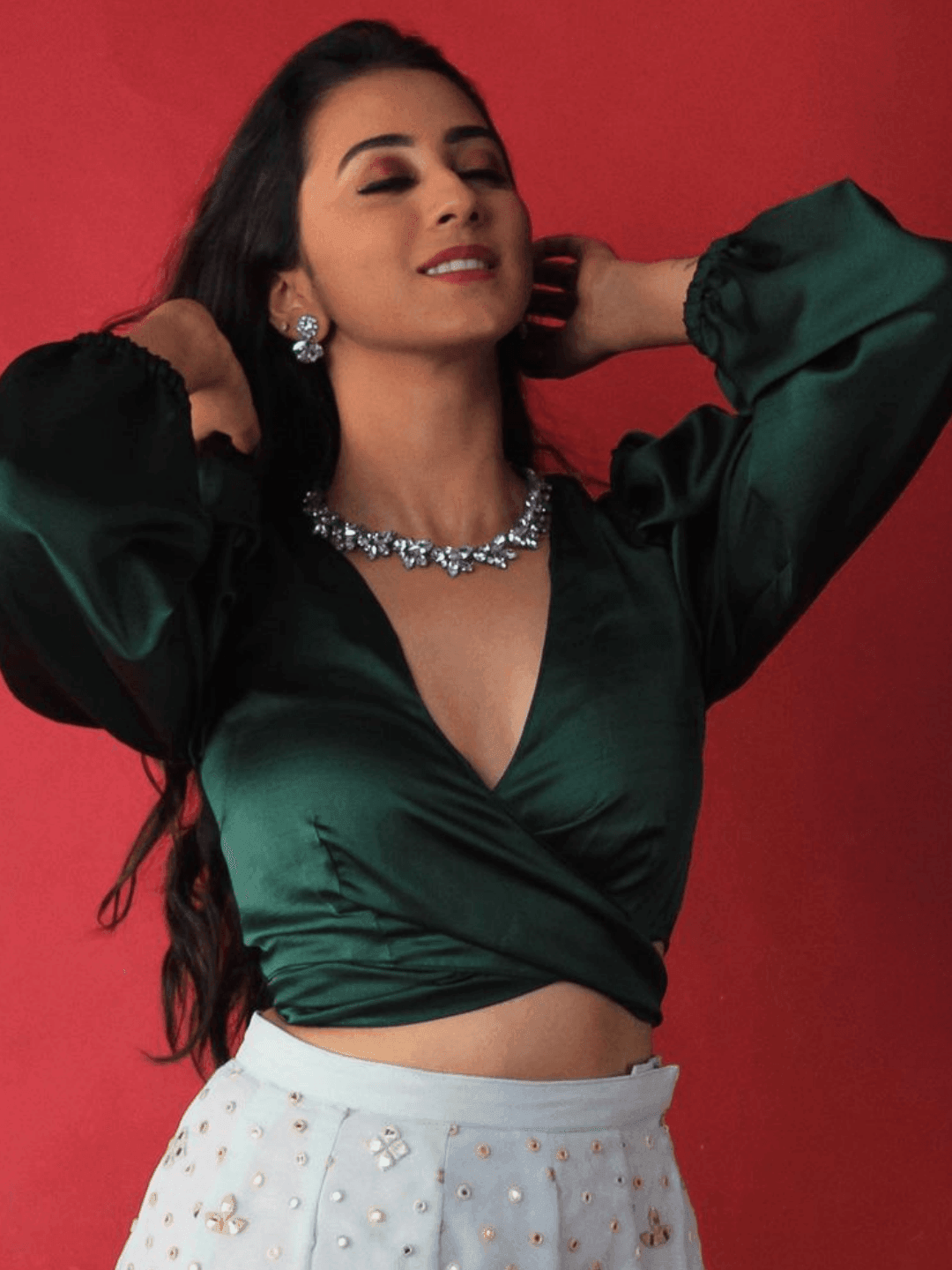 Ishhaara Akshaya Hariharan In Leaf Crystal Necklace With Earring Silver