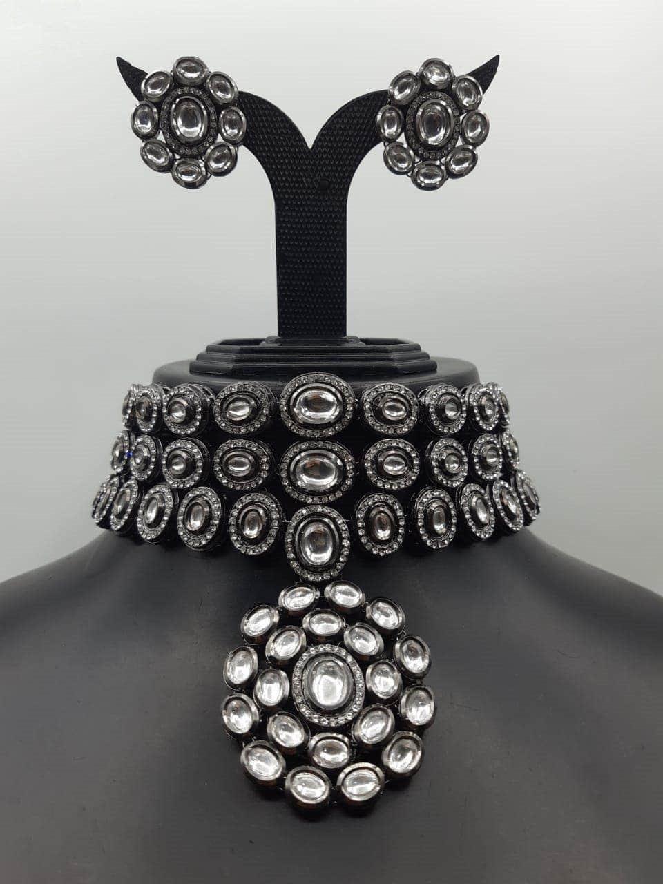 Ishhaara Rodium Victorian Choker Pendant Set