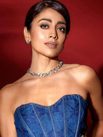 Shriya Saran In 3 Line Twist Stud Earrings