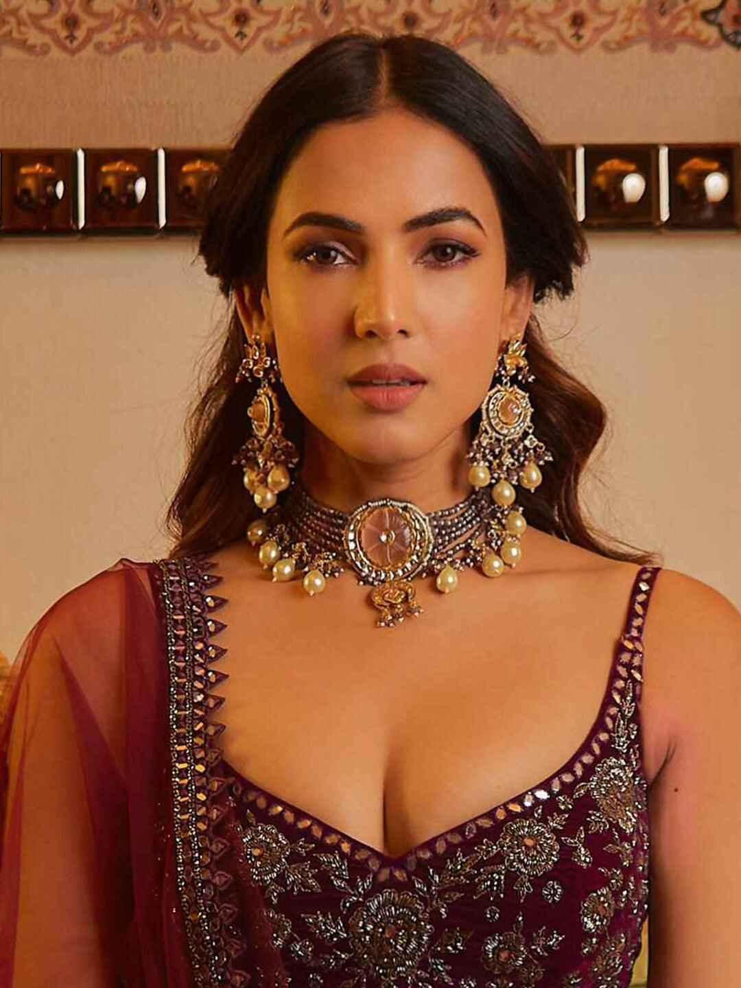 Ishhaara Sonal Chauhan In Center Flower Round Shaped Choker Necklace Set