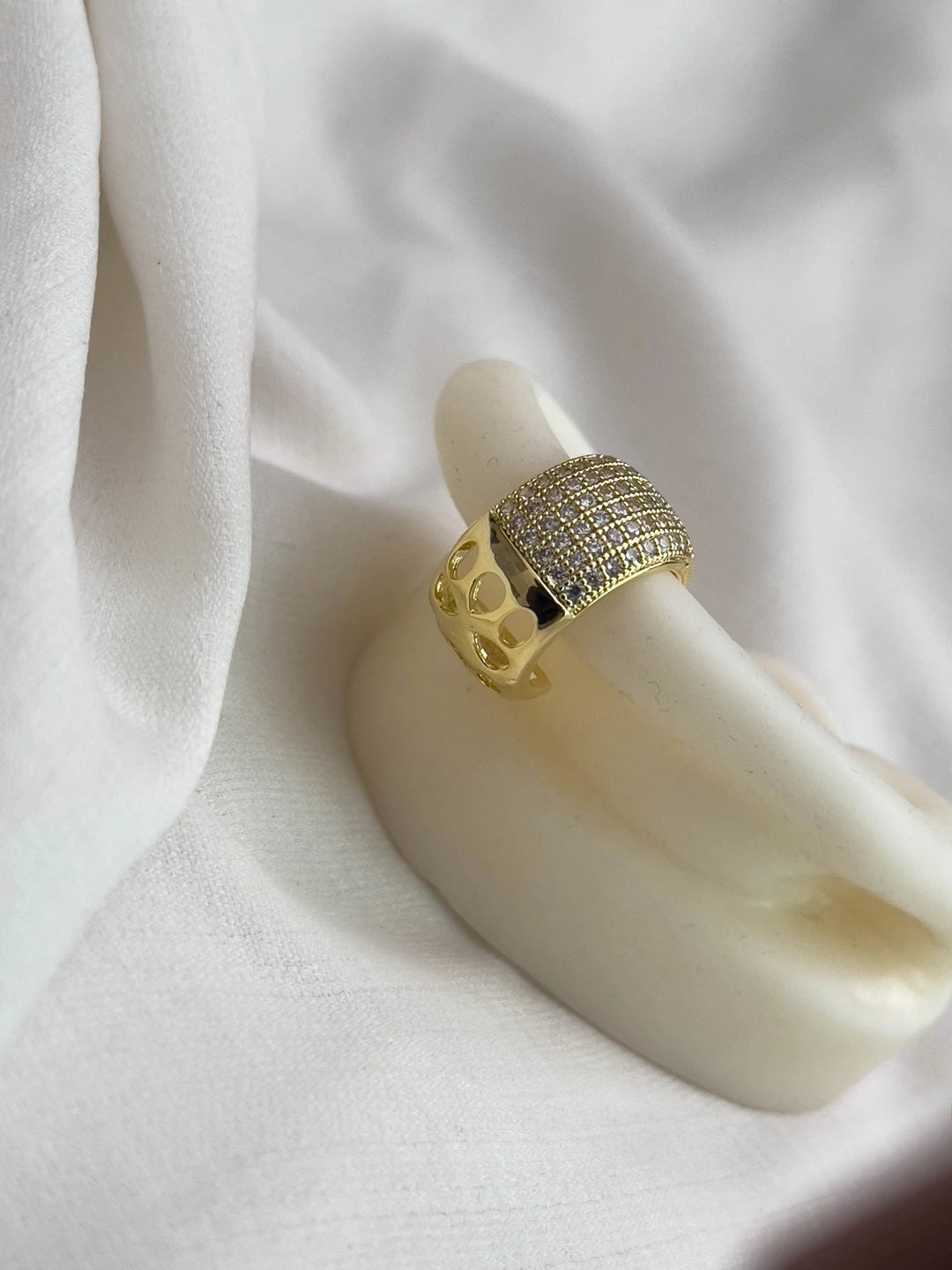 Ishhaara Stainless Steel Cubic Zirconia Earcuff