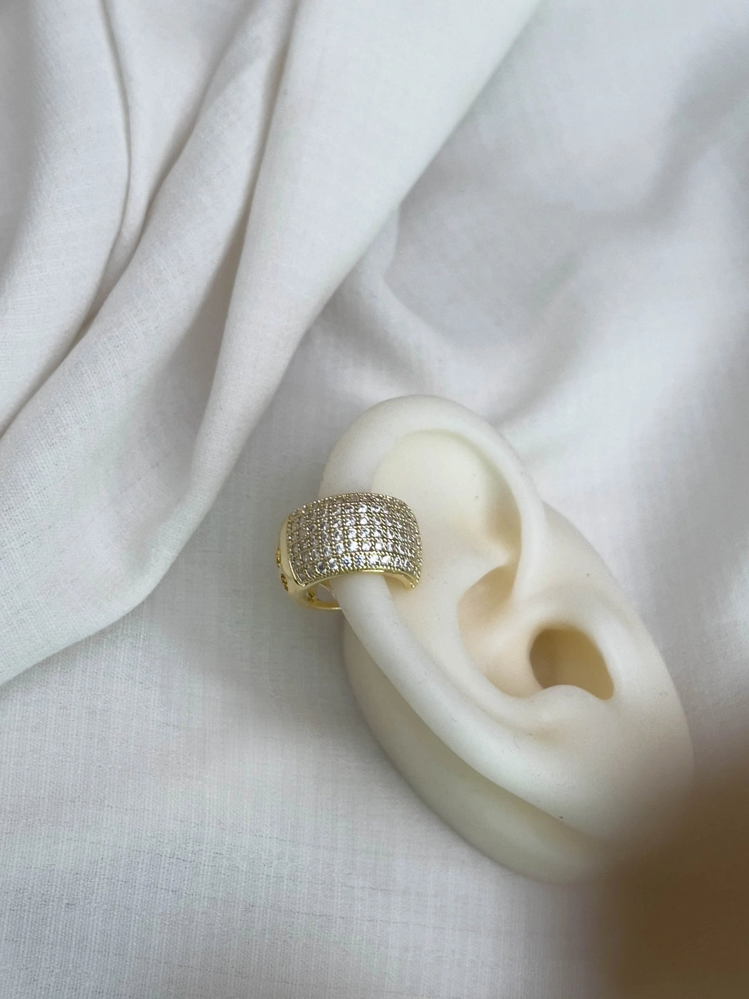 Ishhaara Stainless Steel Cubic Zirconia Earcuff